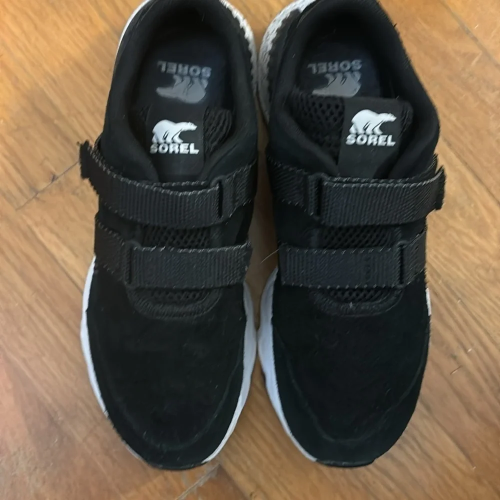 Sorel Black Suede Kinetic Lite Strap Sneaker size 7